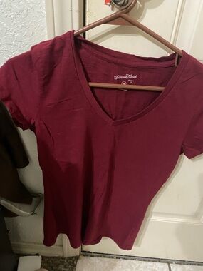 Title: Universal Thread Burgundy V-Neck T-Shirt XS Short Sleeve Classic Tee